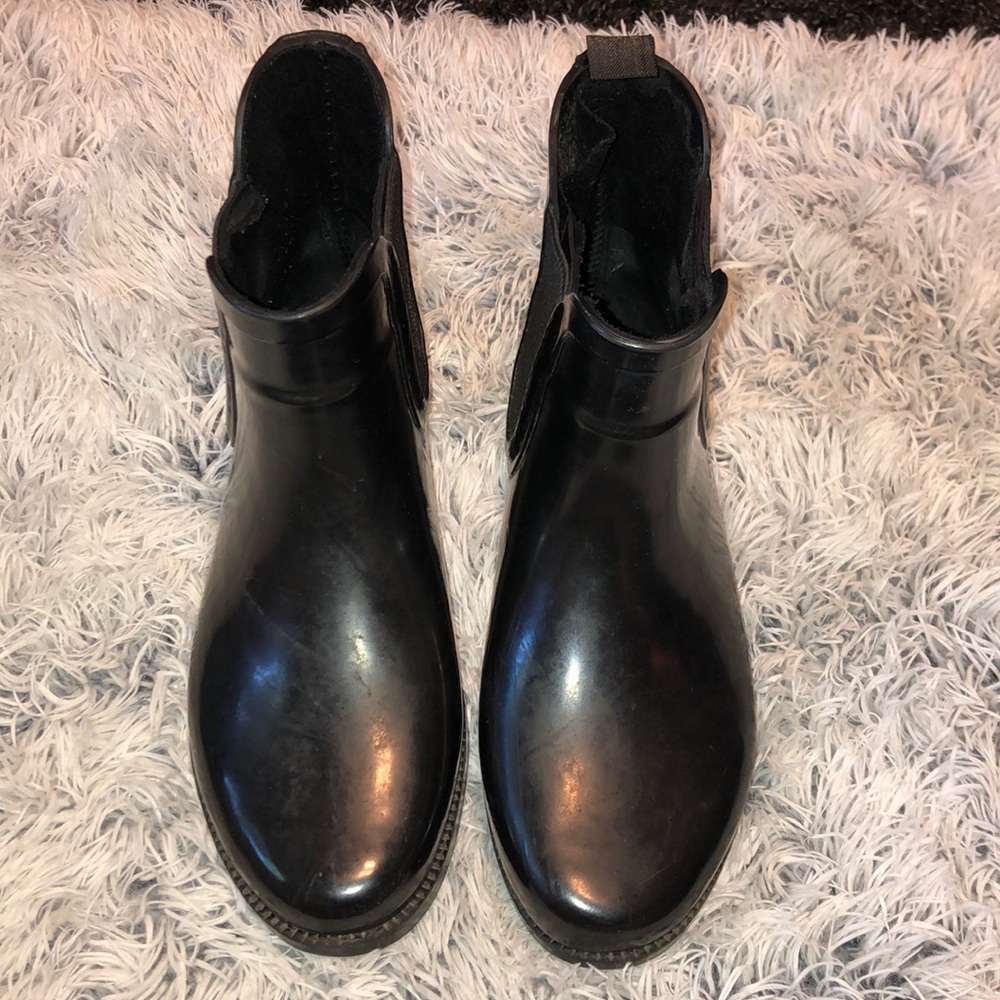 Short rain boots